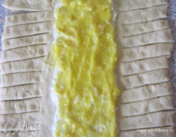 Ножом от первой и третьей части ( без начинки) отрезать 4 сегмента без начинки.

Затем , отступая от начинки на 1 см, нарезать боковые части поперек на равные полосы.
Количество полосок должно быть равным и слева и справа.