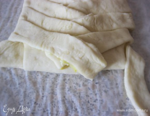 Когда полосок останется по две с каждой стороны, нижний клапан подвернуть на начинку, полоски уложить в косу.