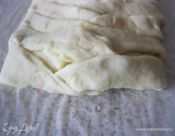 Концы последних полосок подвернуть под пирог.