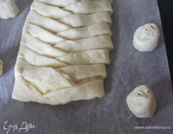 Аккуратно переложить пирог на противень.
Из остатков теста я сделала булочки с корицей)
Оставить на расстройку , в теплом месте, на 30-50 минут.
Смазать молоком ( 2 ч.л )и посыпать сахаром ( 2 ч.л.)

Выпекать в разогретой до 180 С духовке, 30-35 минут.