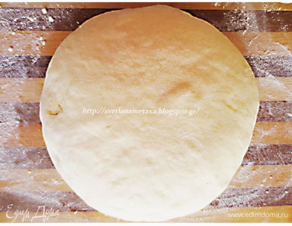 Дрожжи высыпать в миску, добавить к ним 1,5 ст.л. сахара, 3 ст.л. муки и 100 мл. теплого молока. Перемешать, накрыть и оставить на 20 минут. 

В опару добавляем оставшийся сахар, яйца, растопленное сливочное масло, оставшееся теплое молоко, постепенно просеянную муку, измельченную цедру апельсина и замешиваем не тугое тесто. 

Накрываем тесто полотенцем и оставляем на 30 минут, а лучше на 1 час.