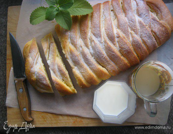 Готовый пирог украсить сахарной пудрой и подавать...с молоком, чаем или кофе....)