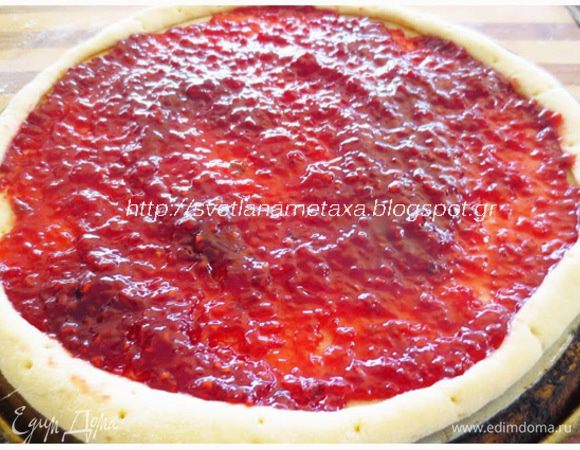 На лепешку равномерным слоем нанести малиновый джем.