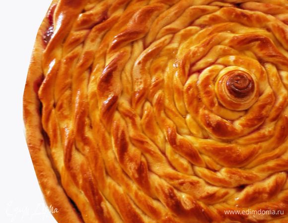 Взбиваем желток и аккуратно при помощи кисочки, смазываем поверхность пирога. 

Оставляем пирог на 20 минут и затем выпекаем при температуре 190 градусов до золотистого цвета (примерно 30 минут +/-).