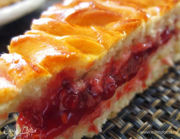 Оставляем пирог остыть и затем разрезаем на треугольные части.

Приятного Вам чаепития!