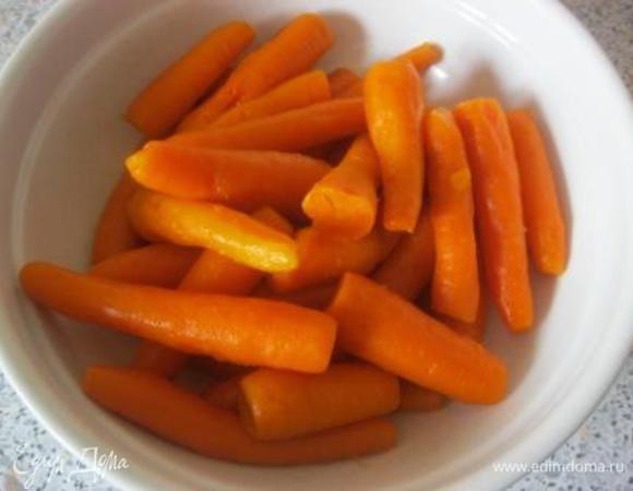 Морковь запечь в духовке, очистить.