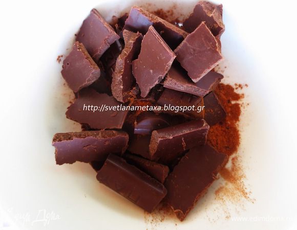 Шоколад поломать на кусочки, всыпать в шоколад какао-порошок.