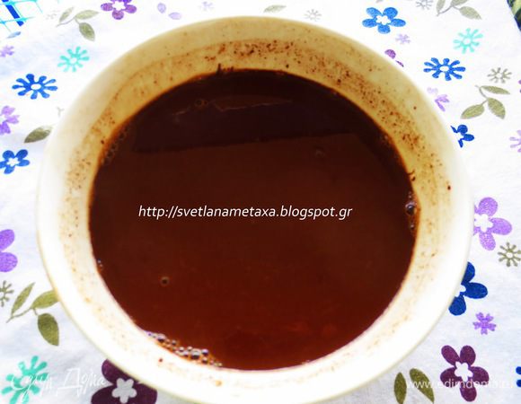 Залить  шоколад кипятком, добавить растворимый  кофе и очень хорошо перемешать пока шоколад не растает.