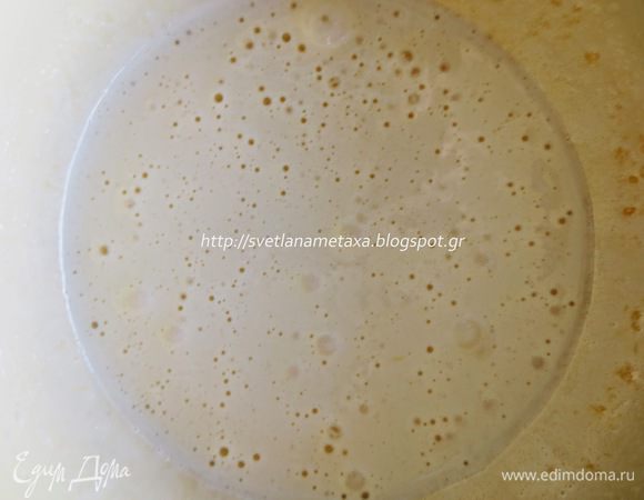 Яйца взбиваем с сахарной пудрой.