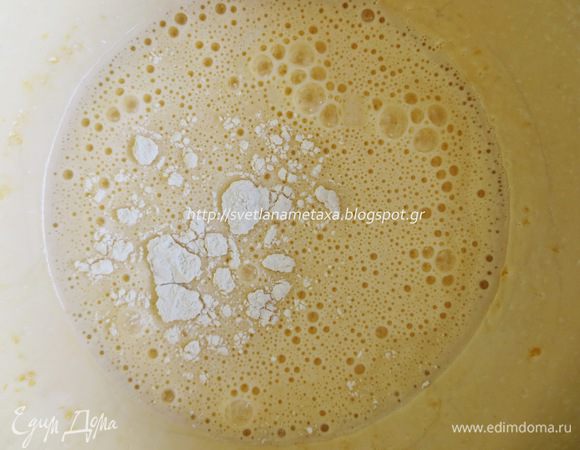 Затем маленькими порциями просеять муку.