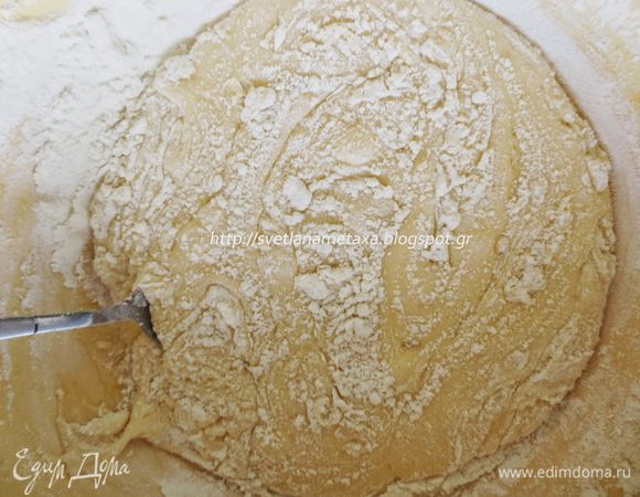 Каждый раз, добавляя муку, тщательно перемешать.