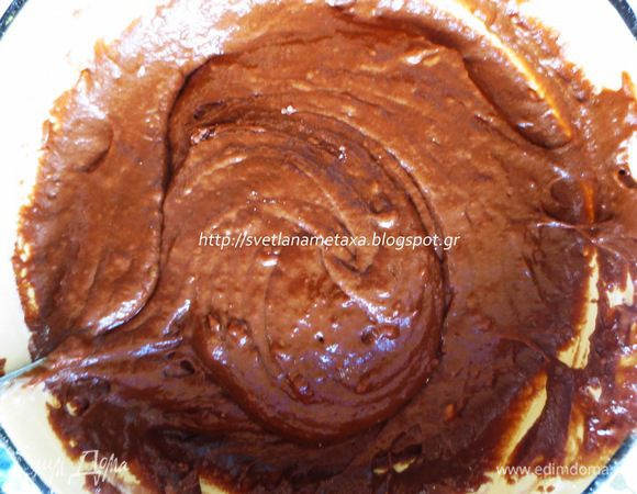 В мучную смесь добавить шоколадную и опять хорошо перемешать до образования однородной массы.