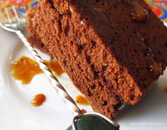 Форму застелить пергаментной бумагой и заполнить ее  тестом. 
Выпекать при температуре 180 градусов в течении 30 минут.