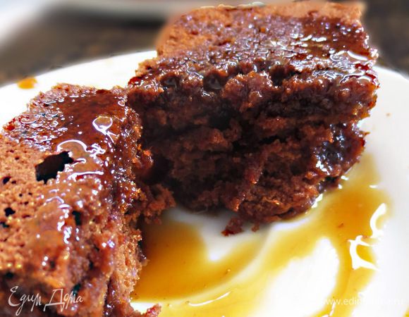 Пока бисквит выпекается приготовим глазурь. 
Для этого сахар высыпаем в сковороду и на слабом огне перемешиваем до его полного растворения. Убираем с огня и наливаем кофе эспрессо, перемешиваем. Глазурь готова!
Бисквит поливаем глазурью.
Когда бисквит пропитает разрезаем его на прямоугольные части. Можно разрезать на части и потом  полить глазурью. 
