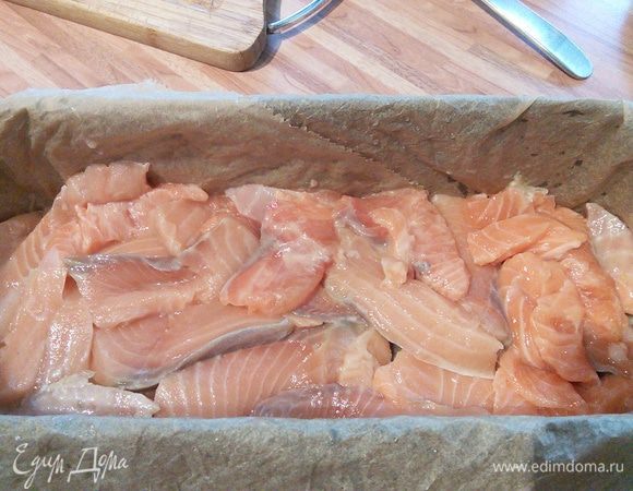 Выложить половину лосося. 