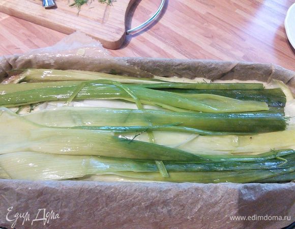 Теперь укладываем овощи, в перемешку с соусом и укропом. Соуса довольно много, можно не экономить. 