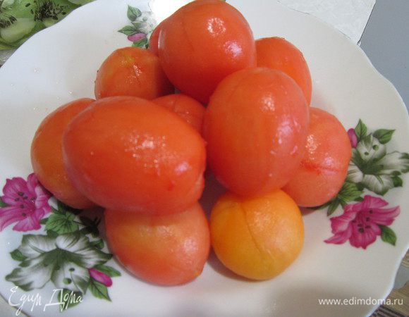 Помидоры помыть и крестообразно надрезать сверху. На пару минут залить кипятком. Быстро остудить в холодной воде и аккуратно снять кожицу.