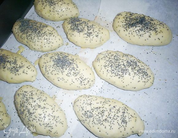 Когда противень будет заполнен, смазываем пирожки яйцом, посыпаем сухим маком, и отправляем в разогретую до 200 градусов духовку примерно на 20 минут. Следите, чтоб пирожки зарумянились, но не пригорели.