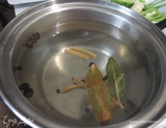 Для маринада: в кастрюлю с водой положить соль, сахар, лавровый лист, черный и душистый перец, корень хрена, довести до кипения. Снять с огня и добавить уксус.