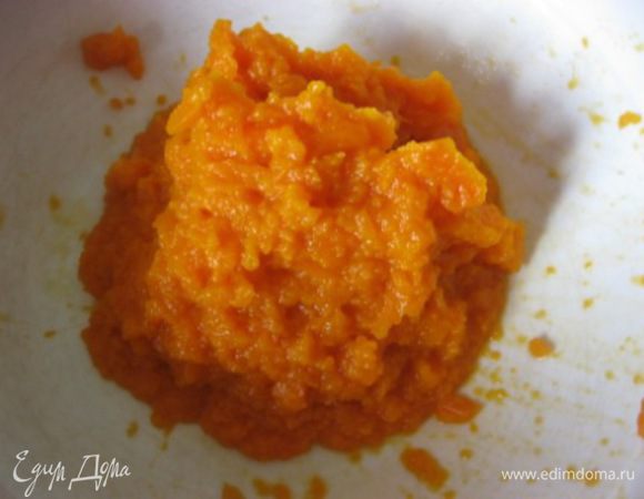 Превратить в пюре.

Яйца разделить на белки и желтки.
Белки отправить в холодильник- охлаждаться.