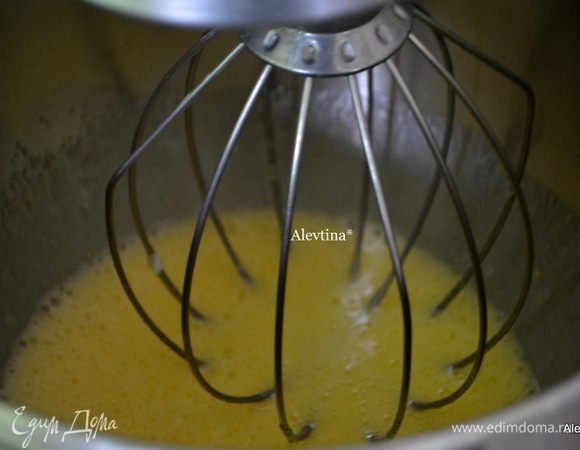 Приготовить форму съемную, смазать сливочным маслом, выложить на дно бумагу для выпечки, смазать вновь. Разогреть духовку до 180 гр. Взбить яйца среднего размера с сахаром и ванилью на скорости.