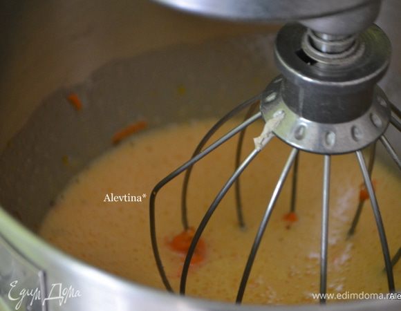 Добавить растительное масло, протертую морковь крупного размера, сливу, орехи фундук измельченные, перемешать.