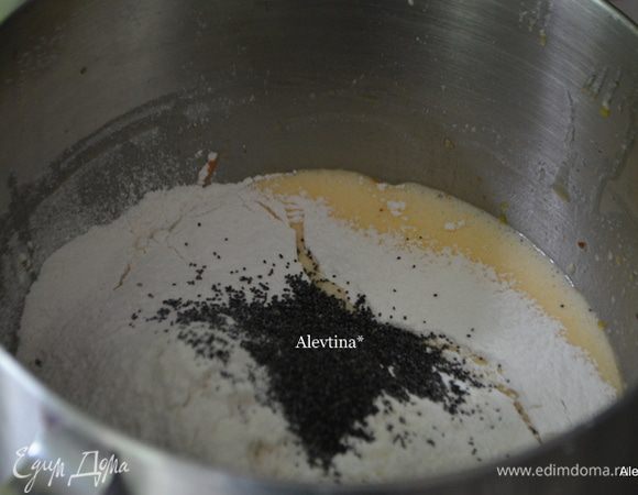 Затем просеянную муку с разрыхлителем и солью, мак сухой. Перемешать все хорошо. Вылить в приготовленную форму, распределить по форме тесто. Поставить в разогретую духовку на 45-50 мин.