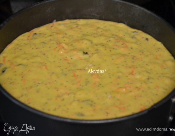 Готовый кекс достанем из духовки, дать остыть. Снимем кольцо, аккуратно кекс с бумагой переложим на тарелку. Посыпаем сахарной пудрой.
