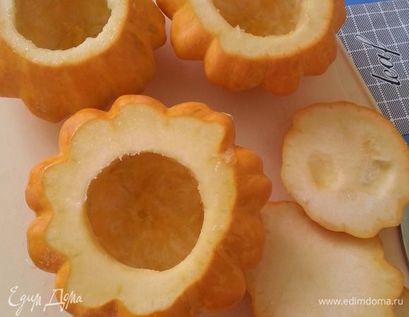 Начинаем с порционных горшочков: срезаем крышечку, ложкой удаляем сердцевину.