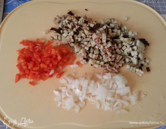 Перец, баклажан и лук мелко рубим.