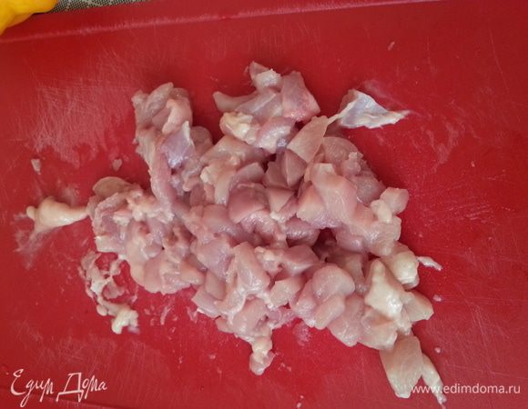 Куриное филе мелко нарезаем.