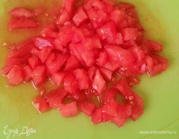 Помидор надрезаем и ошпариваем, убираем шкурку и мелко режем...