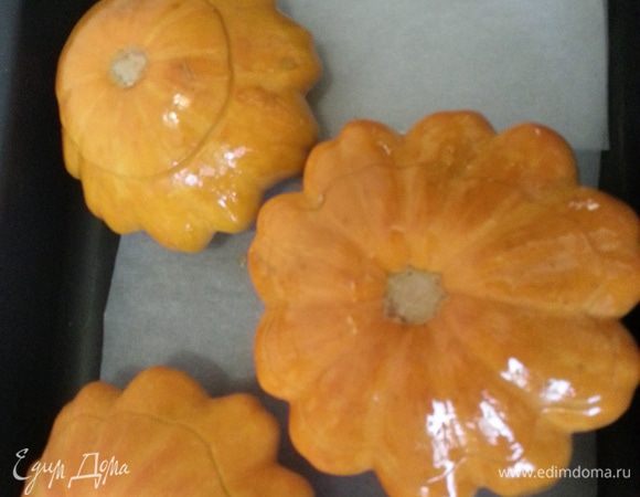 На небольшом количестве растительного масла обжариваем сначала лук, добавляем мясо, затем перец и баклажан. Затем помидор и чеснок, солим и перчим по вкусу. Начинку выкладываем в патиссоны и накрываем крышкой...