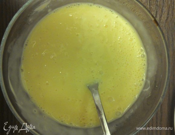 Вилкой смешать яйцо с ложкой майонеза, вылить на разогретую сковороду.
