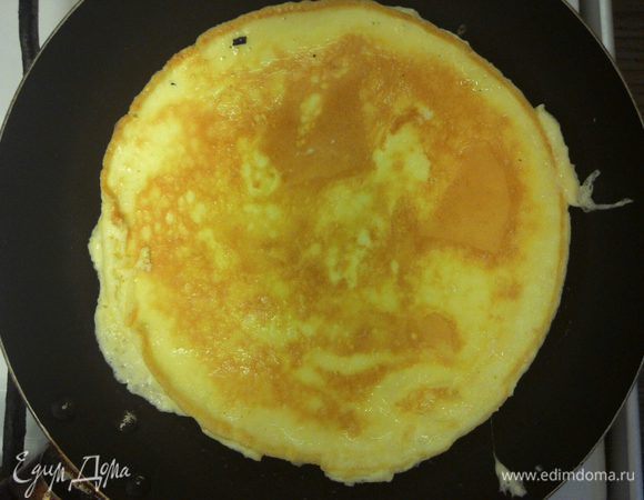 Обжарить с двух сторон, получится тонкий, плотный омлет.