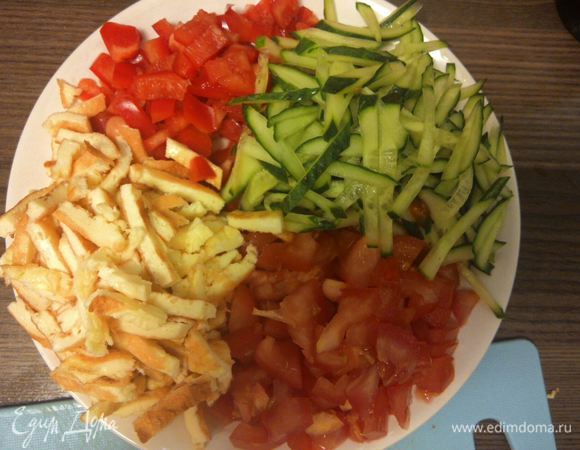 Нарезать помидоры, перец, огурец и омлет на кубики или соломку. 