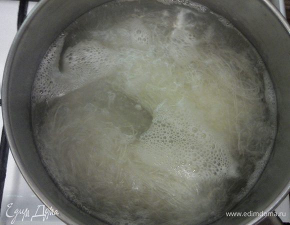 Фунчозу положить в кипящую воду и варить в течении 1 минуты. После откинуть на дуршлаг и промыть холодной водой. 