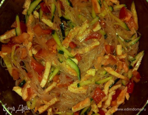 Смешать овощи с лапшой. Полить салат заправкой и соевым соусом. 
Готово! Приятного аппетита!