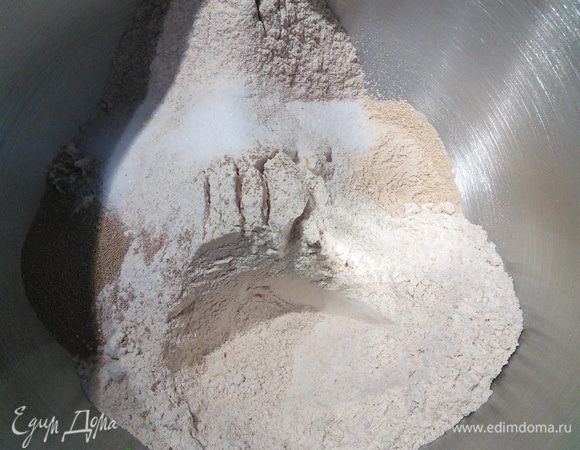 Смешать оба вида муки, закваску, дрожжи, соль. 