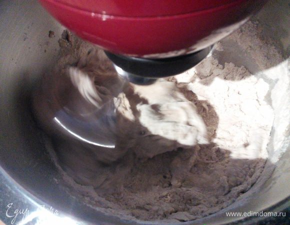 Влить тёплую воду, вымешивать в течении 5 мин. 