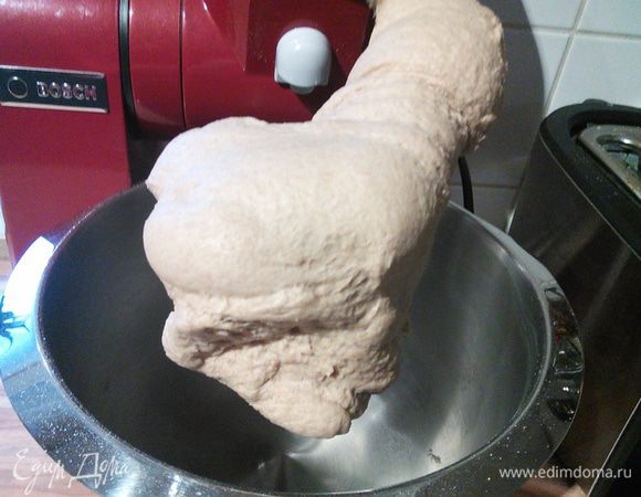 Тесто сложить в миску, накрыть горячим влажным полотенцем и отправить на 20 мин в тёплое место на расстойку. 
