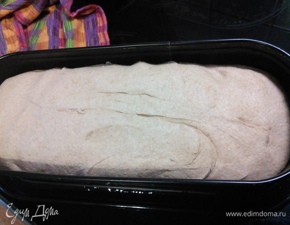 Сформировать будущую буханку и поместить в форму, опять накрыть полотенцем и оставить на 30 мин подходить. 