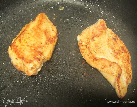 Куриное филе натираем солью, перцем и паприкой. Разогреваем 1 ст.л. рапсового масла (или любого растительного) и обжариваем их примерно по 5-7 минут с каждой стороны (или до готовности). Или же можно их обжарить на сковороде-гриль или запечь в духовке. 
