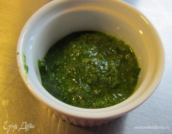 Перекладываем их в блендер или комбайн, добавляем чеснок, каперсы и оливковое масло (я его взяла поменьше, на глаз). Все измельчаем в однородный соус. Солим, перчим по вкусу.

