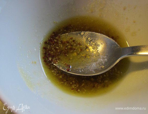 Их мы заправляем следующей заправкой. Венчиком взбиваем 3 ст.л. рапсового масла, горчицу, уксус, соль, перец, сахар по вкусу. 
