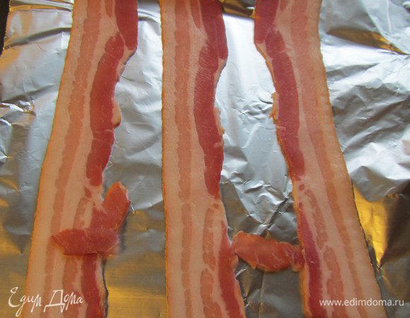 Бекон в рецепте рекомендуют обжарить в сковороде, где жарилась курочка. А можно его обжарить и на сухой сковороде или, как я, поставить под горячий гриль.