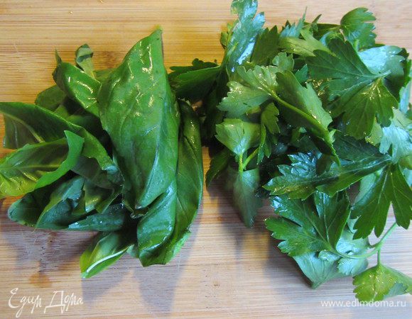 У петрушки и базилика отделяем листики от стеблей.

