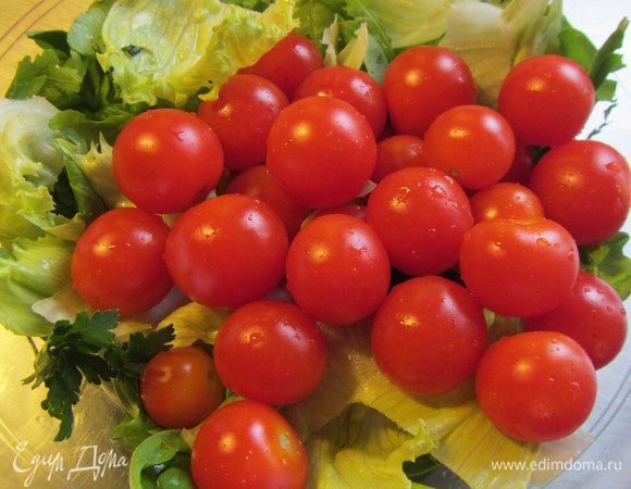 Салатные листья моем, сушим и выкладываем в салатницу вместе с помидорчиками черри.
