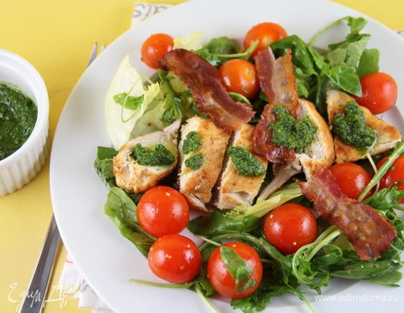 По 4 тарелкам раскладываем салатные листья с помидорками черри. Курицу режем кусочками и выкладяем сверху. Украшаем беконом и поливаем заправкой из свежих трав. И подаем. Приятного аппетита))