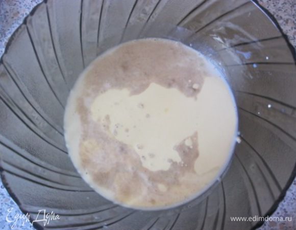 В теплом молоке растворить дрожжи и сахар.
Убрать в теплое место, на 15 минут.
 В подошедшую опару влить растопленное, но не горячее ( чуть теплое) сливочное масло ( маргарин), всыпать соль, перемешать.